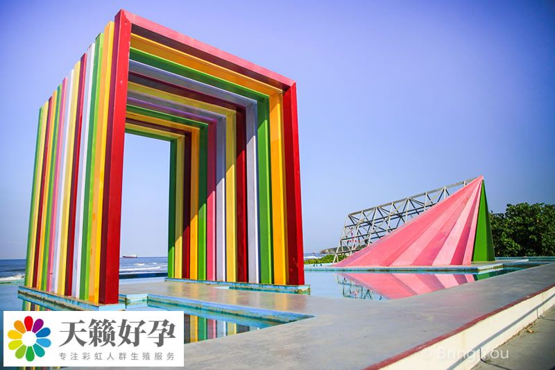 彩虹旗帜的简化与象征意义的浓缩